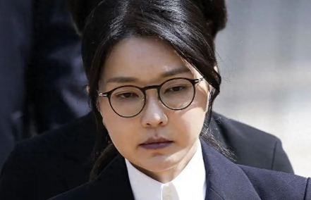 尹锡悦夫妇拒不认命，男的不要体面，撒泼打滚，女的虽然配合，但是不开口。目前特检组