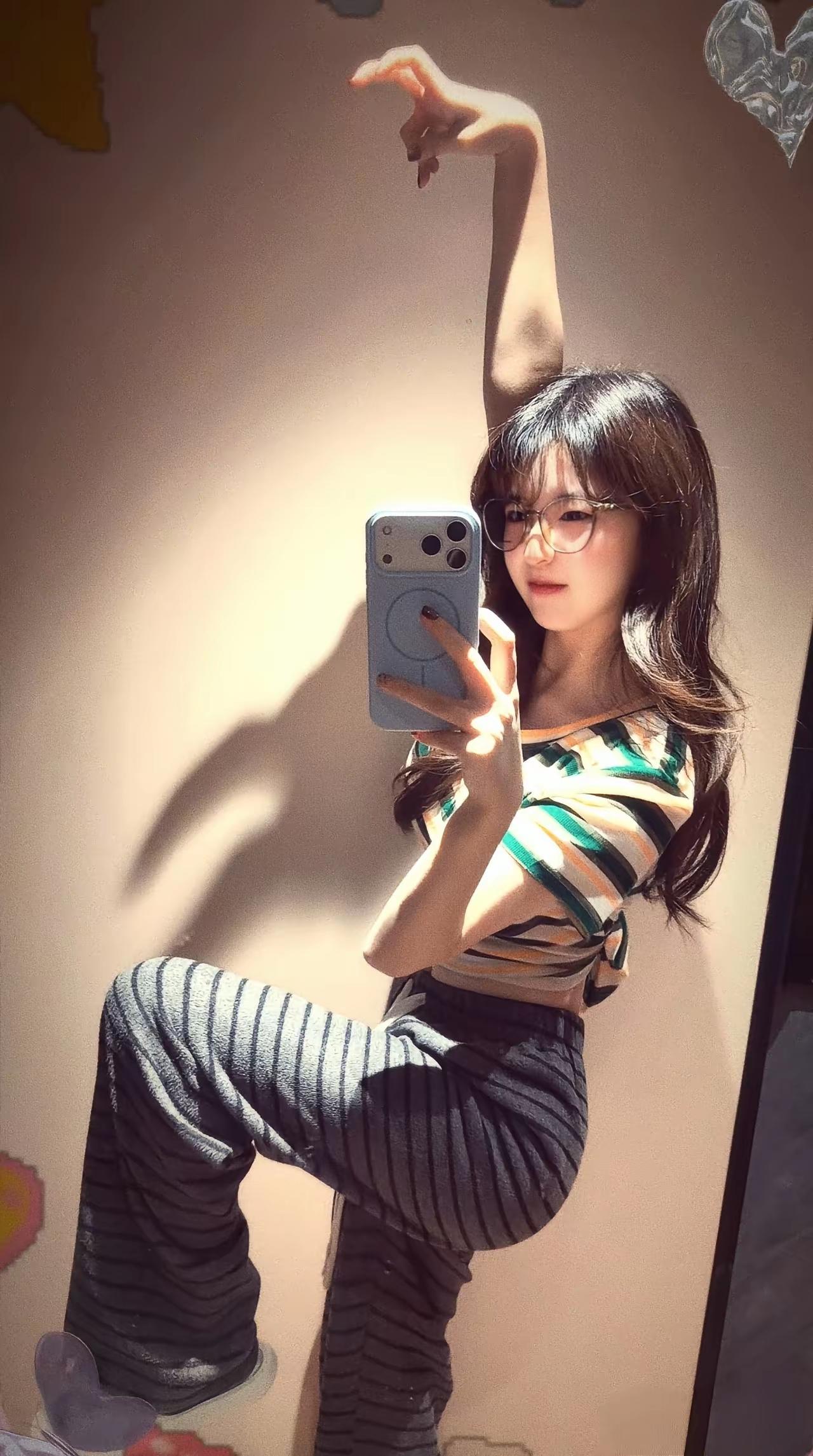 可爱活泼的小美女自拍照，活泼不失自然美少女自拍甜美女自拍精致少女自拍甜美自