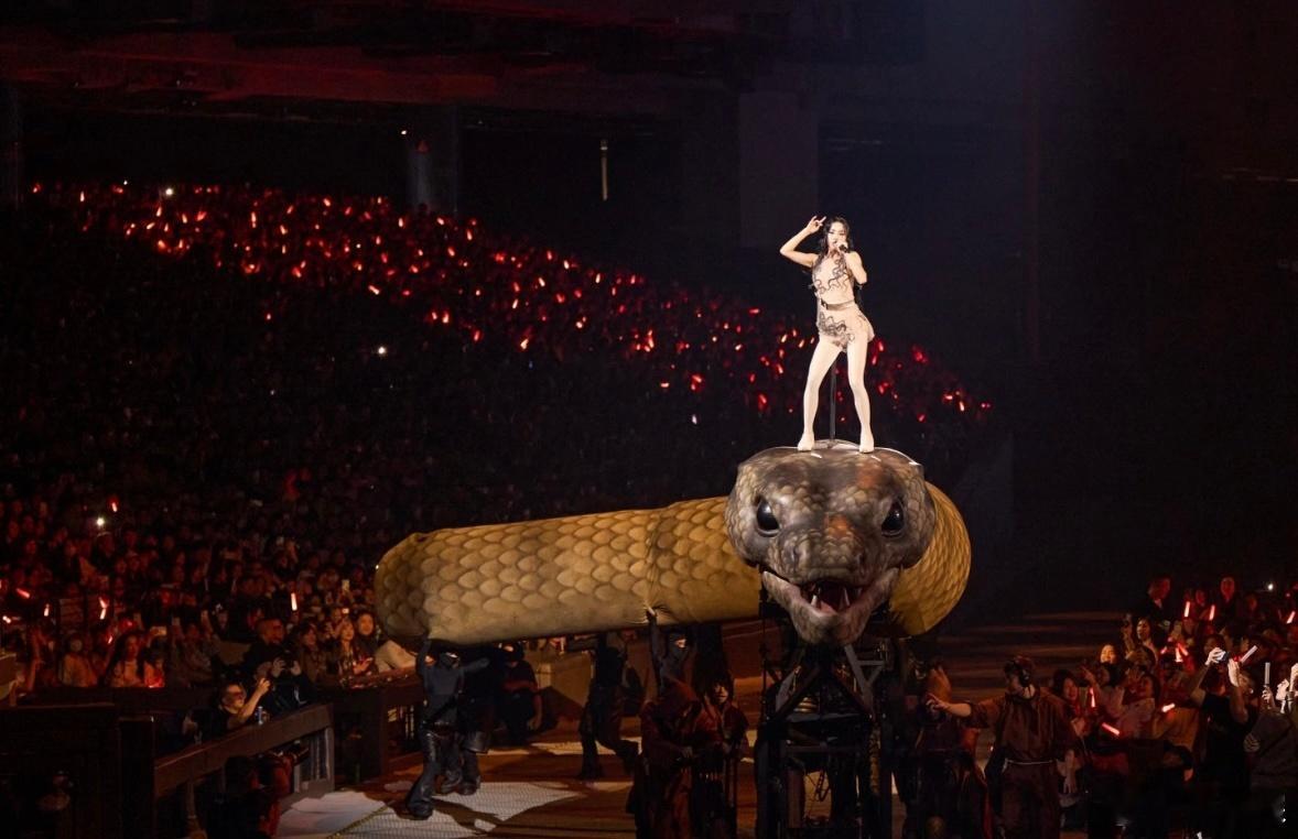 蔡依林踩蛇出场这个女人真的神了👸