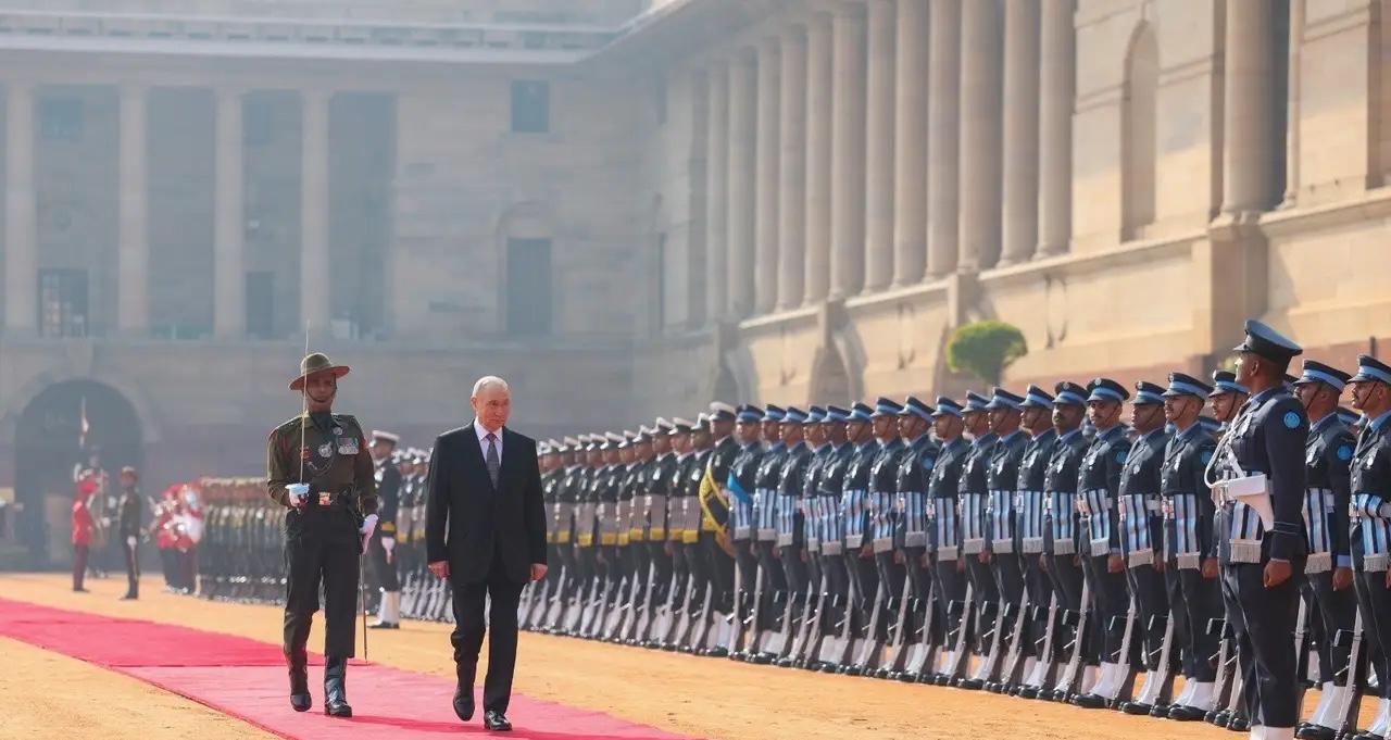 中印欢迎外宾对比，完全不是一个档次。印度总统穆尔穆为来访的普京举行欢迎仪式，可以