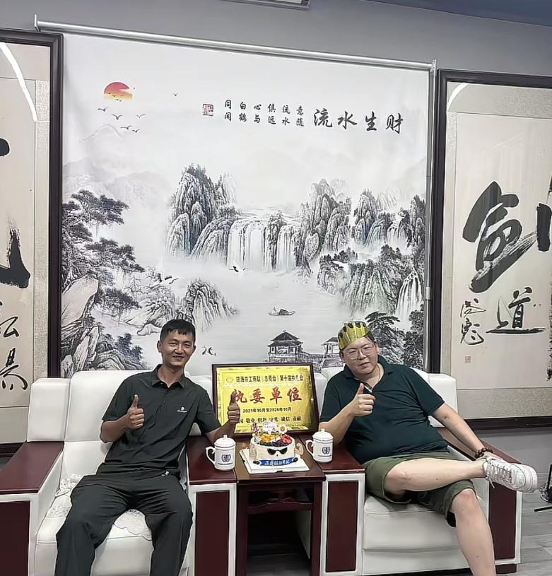 实在太心酸又太讽刺！近日，据网友爆料，向佑突然高调开通个人账号，又是关注向华强、
