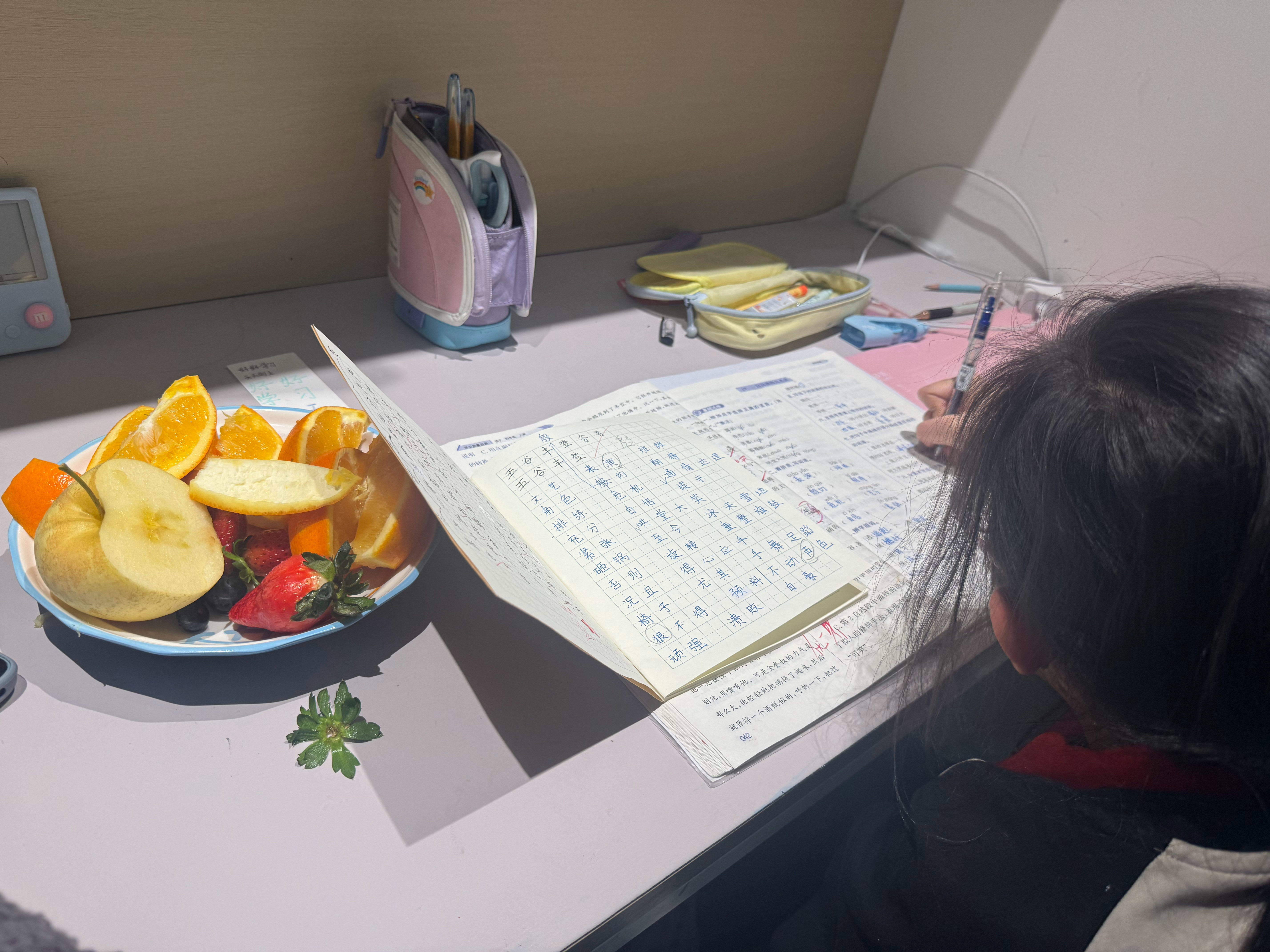 每天的这个时间，都是陪她写作业的时间。小孩子感觉…比我还忙。