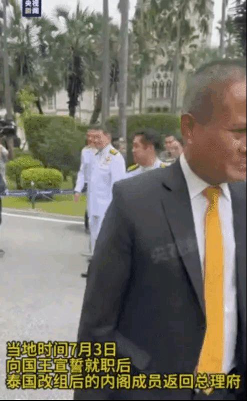 泰国这番操作，洪森会不会气炸？佩通坦照旧任泰国文化部长，没有出局。当一行人乘车