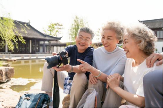 满世界旅游、养老金丰厚的这代人，堪称时代的“幸运儿”。可这份幸运，不过是人口红利