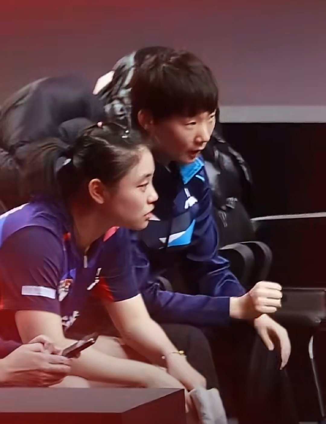 王曼昱安慰徐奕王曼昱蹲下来安慰徐奕的样子太暖了乒超赛场徐奕输球后眼眶泛红、自责沉