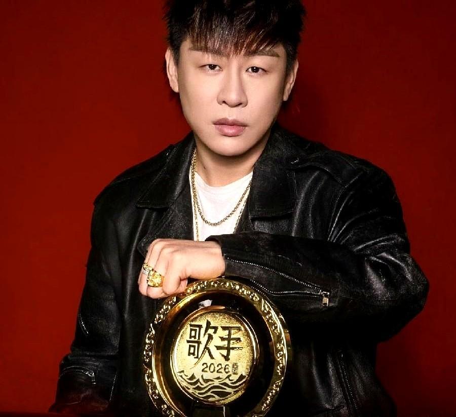 胡彦斌，高调官宣！他前脚刚跟韩磊唱完《走四方》把歌王奖杯捧回家，后脚就穿着酒红