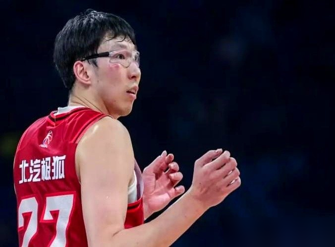 郭士强这份名单一出来，等于直接把中国男篮的人情账本撕了。周琦腰伤反复，术后力量根本没回来，赵睿一个赛