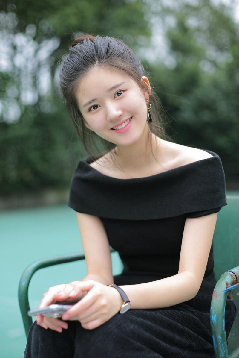 赵露思1998年11月9日出生2025年11月刚满27岁近期她的黑色紧身裙造