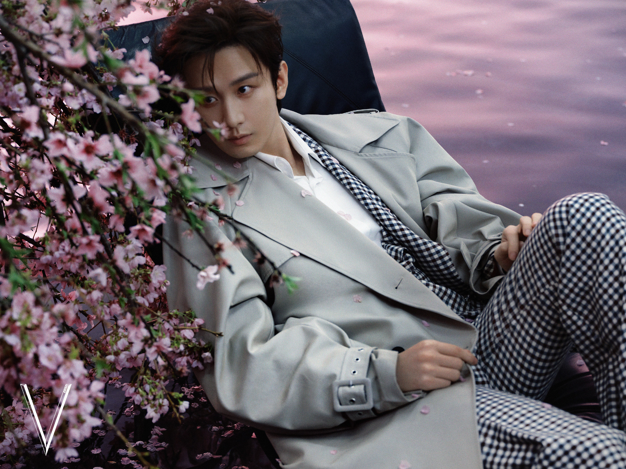 成毅微卷白毛成毅V中文版五月刊封面大胆风格，微卷白毛搭配蓝色紧身衣好斯哈深V黑