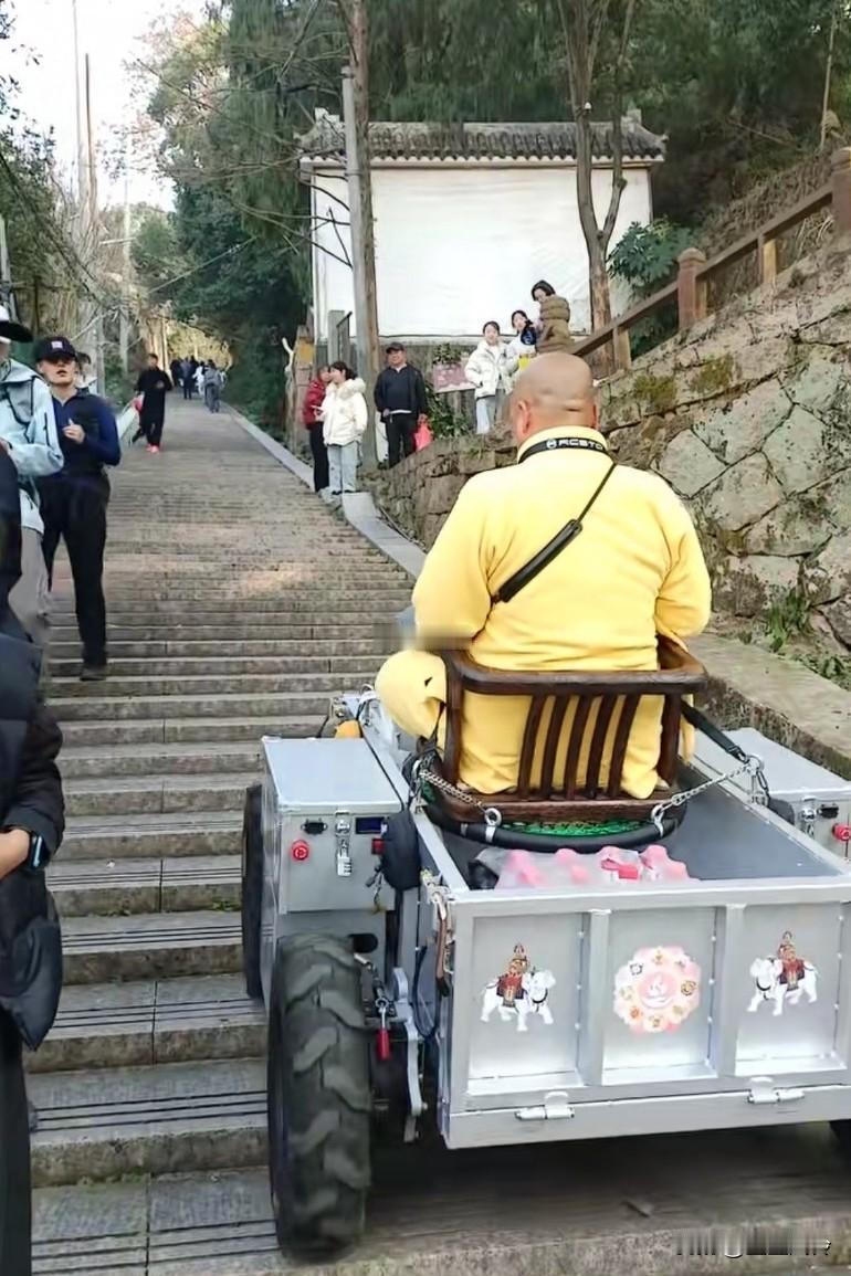 看吧，都怨你们往功德箱扔钱太多，和尚腿都废了，消防员都没有高科技，和尚用上了悠哉