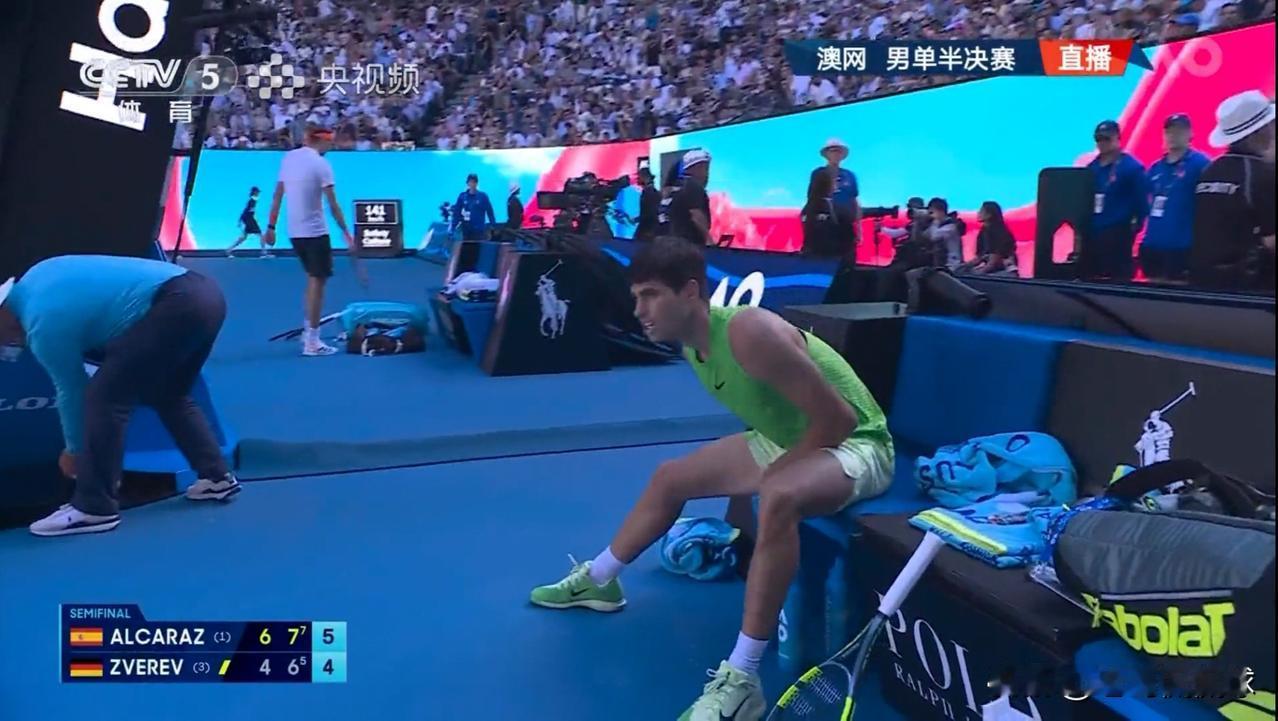 在今天进行的一场澳网男单半决赛中，发生了特别让人气愤的一幕。本场比赛由西班牙网球
