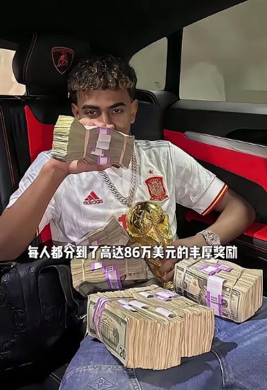 西班牙1-0击败阿根廷，时隔16年再夺世界杯冠军。除了捧起大力神杯，球员们更是盆
