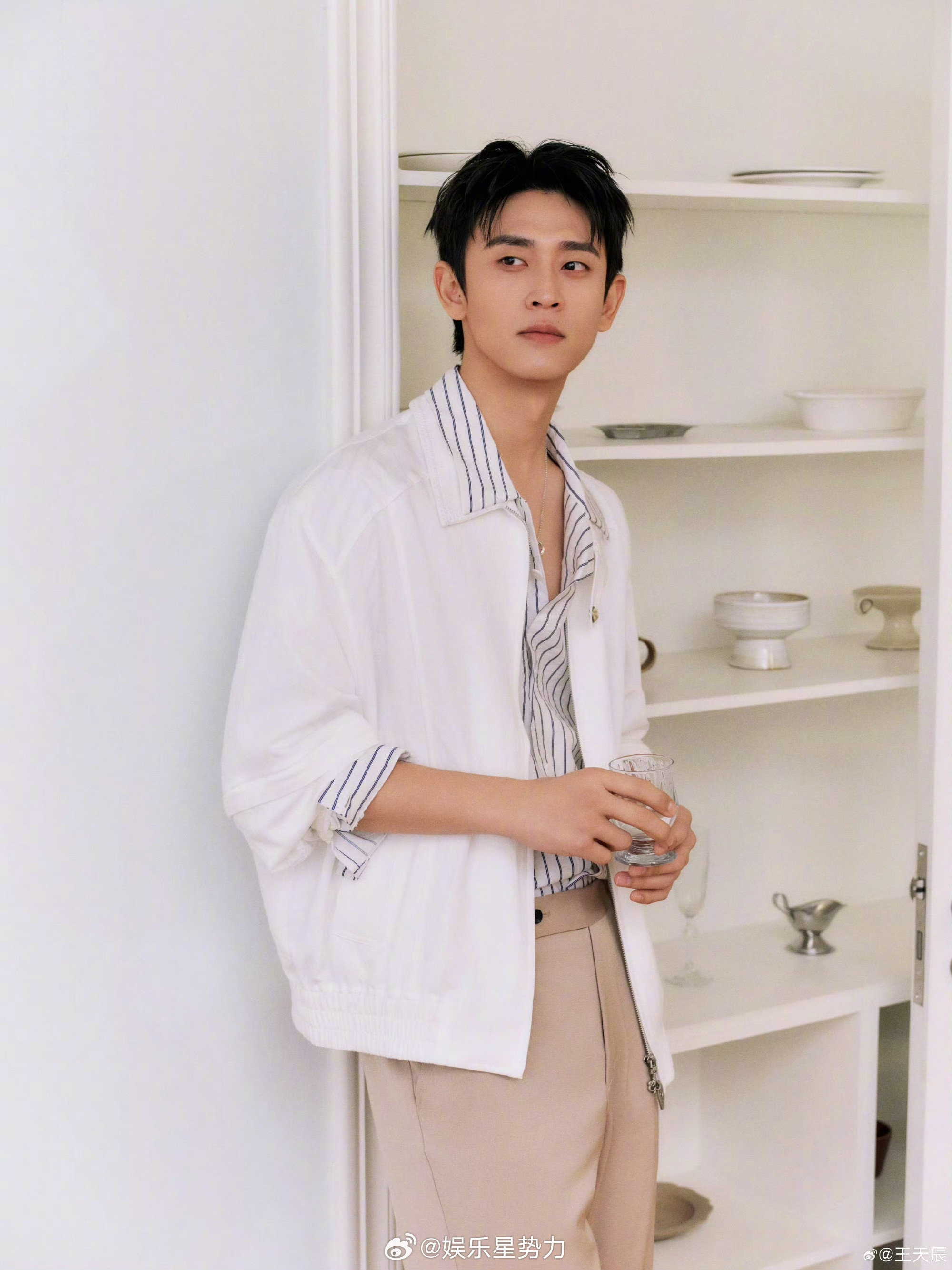 王天辰剧里姐夫剧外甩面谁能拒绝反差感拉满的王天辰！剧中温柔姐夫形象深入人心，戏外