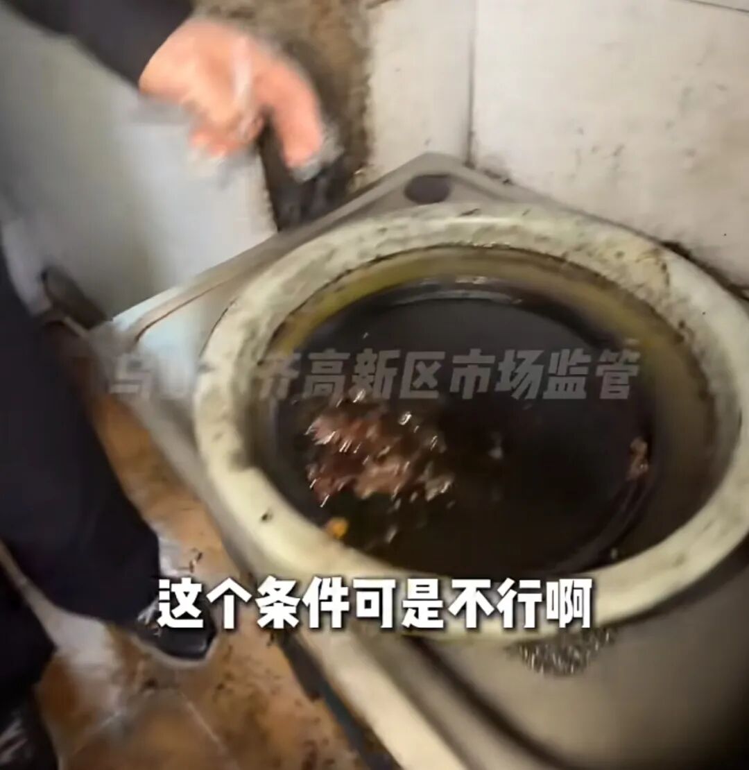 “外卖爆单”的网红店被查! 网友: 最干净的是狗碗