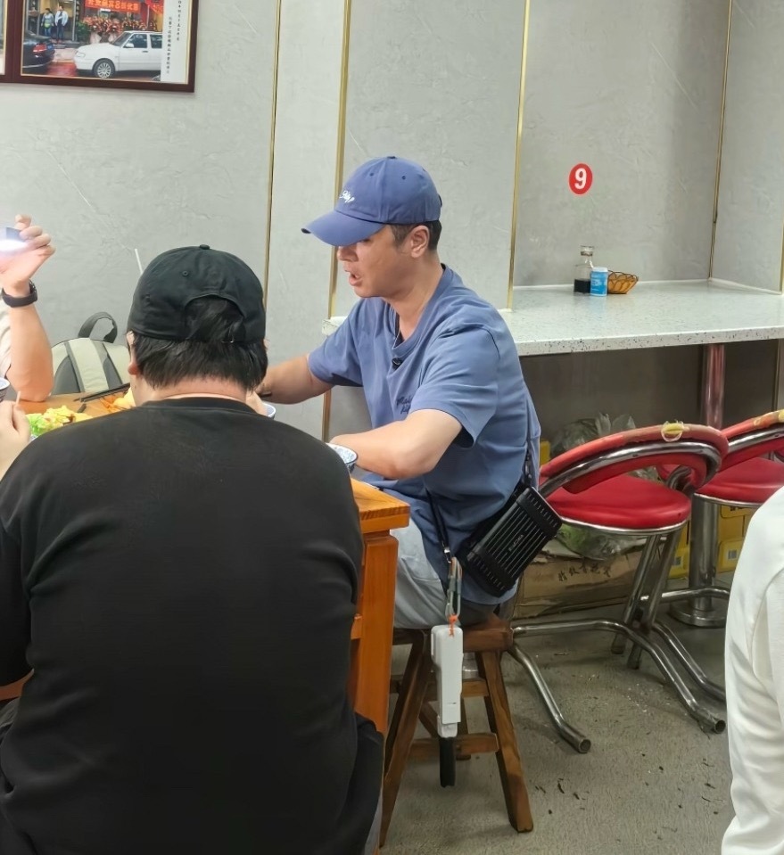 47岁任重在西安一间餐馆吃羊肉泡馍被偶遇，状态看着很好，结婚后他怎么不出来拍戏了