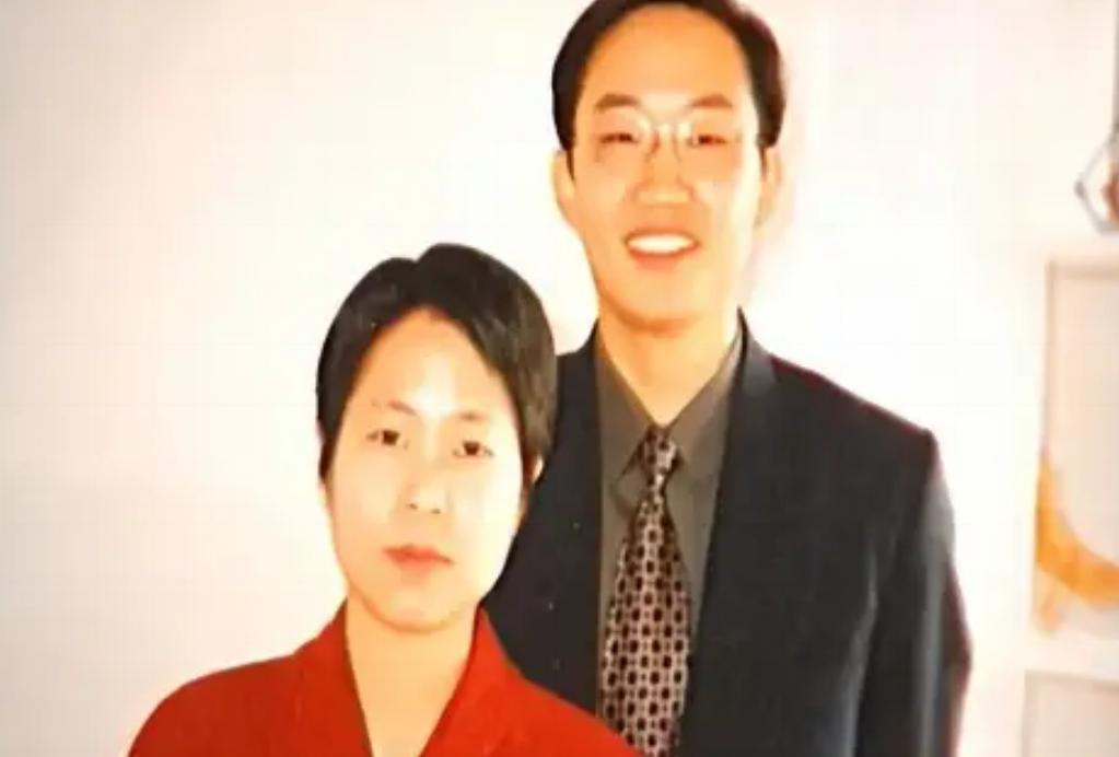 2003年9月11日，医学博士邱小强趁妻子洗澡之际，向她的咖啡杯中投入了致命剂量