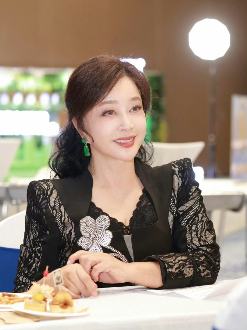 演过武则天的人格局就是不一样一朝演绎武则天，自带一身大气沉稳的风骨气度，刘晓庆举