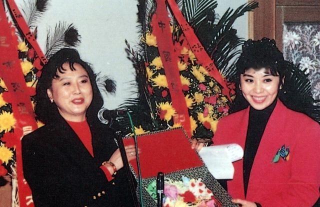 1981年，著名京剧表演艺术家刘长瑜收下了她的第一位弟子（右），这位弟子