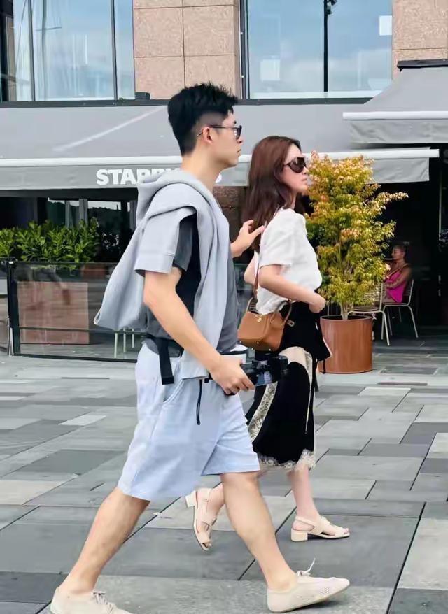 杨采钰和老公在挪威被网友偶遇，小腹微微隆起疑似怀二胎，老公看着居然这么年轻帅气