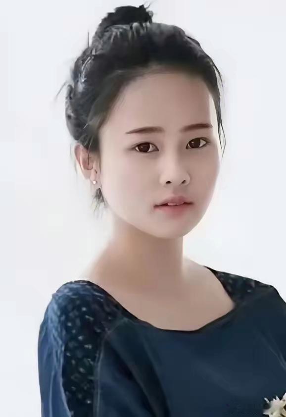 白鹿以前网红时期也很好看诶，虽然没有现在精致，以前脸肉肉的，眉毛还是那个时候流行