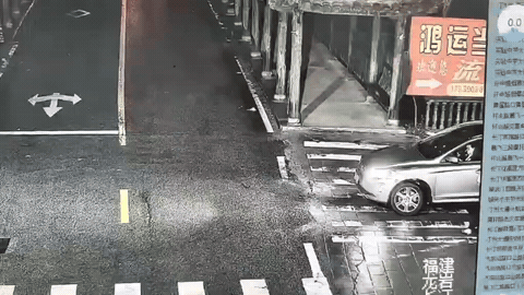 唉悲剧，看官方通报，车上五个人都没了，桥下面是河。原因是司机操作不当。