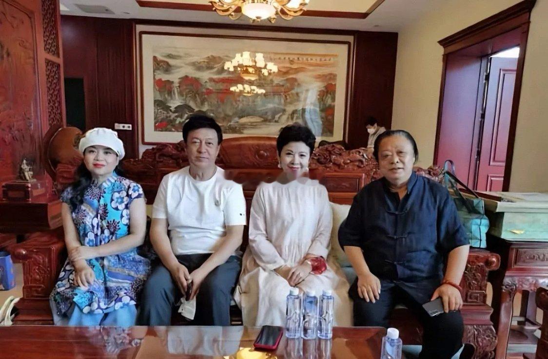 董文华、张也、吕继宏等人在中式风格室内合影，背景有山水画作与雕花木门，氛围庄重典