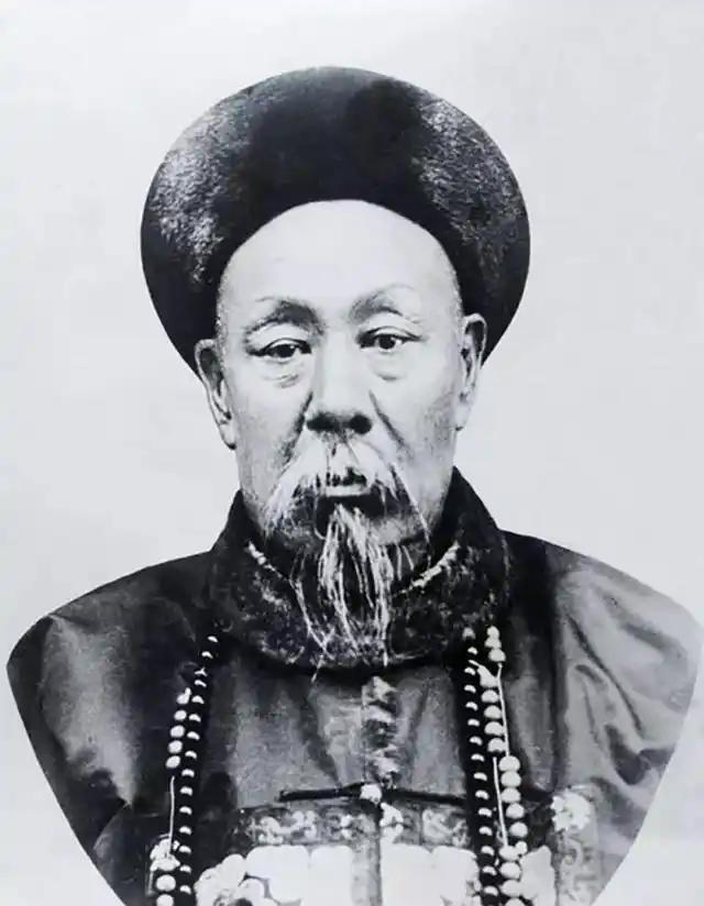 左宗棠下令斩杀降将董福祥，刽子手挥刀砍下，只听“咔嚓”一声，董福祥却安然无恙，身