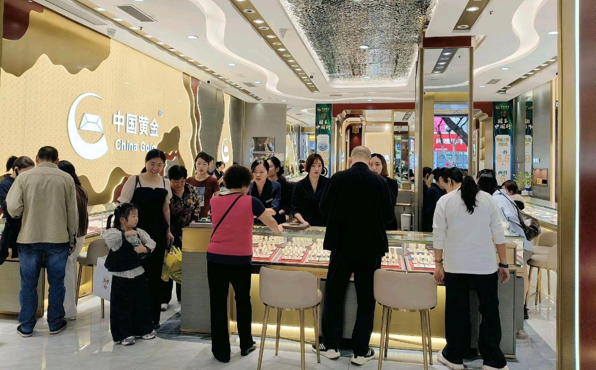 金价跌得真狠，现在800多块一克了，我老婆以为是机会，就去金店想买个镯子，结果一