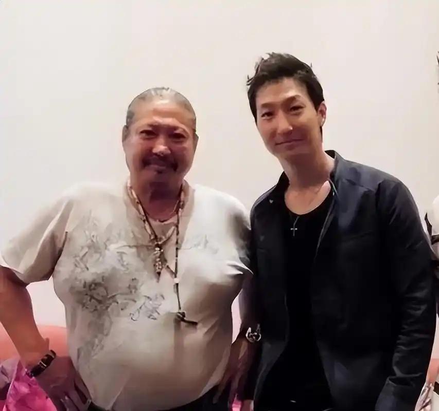 洪金宝三个儿子是洪金宝心中永远的痛。拥有纵横港圈40余载的江湖地位，却唯独带
