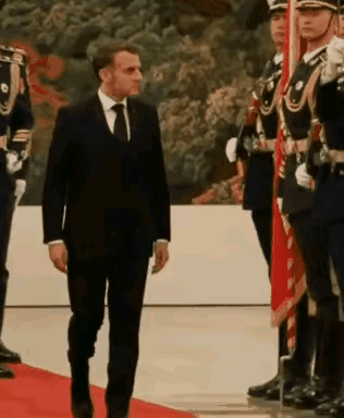 马克龙来访，看看我们仪仗队的这些军人，素质是相当高的，身材都是那样的高大挺拔，长