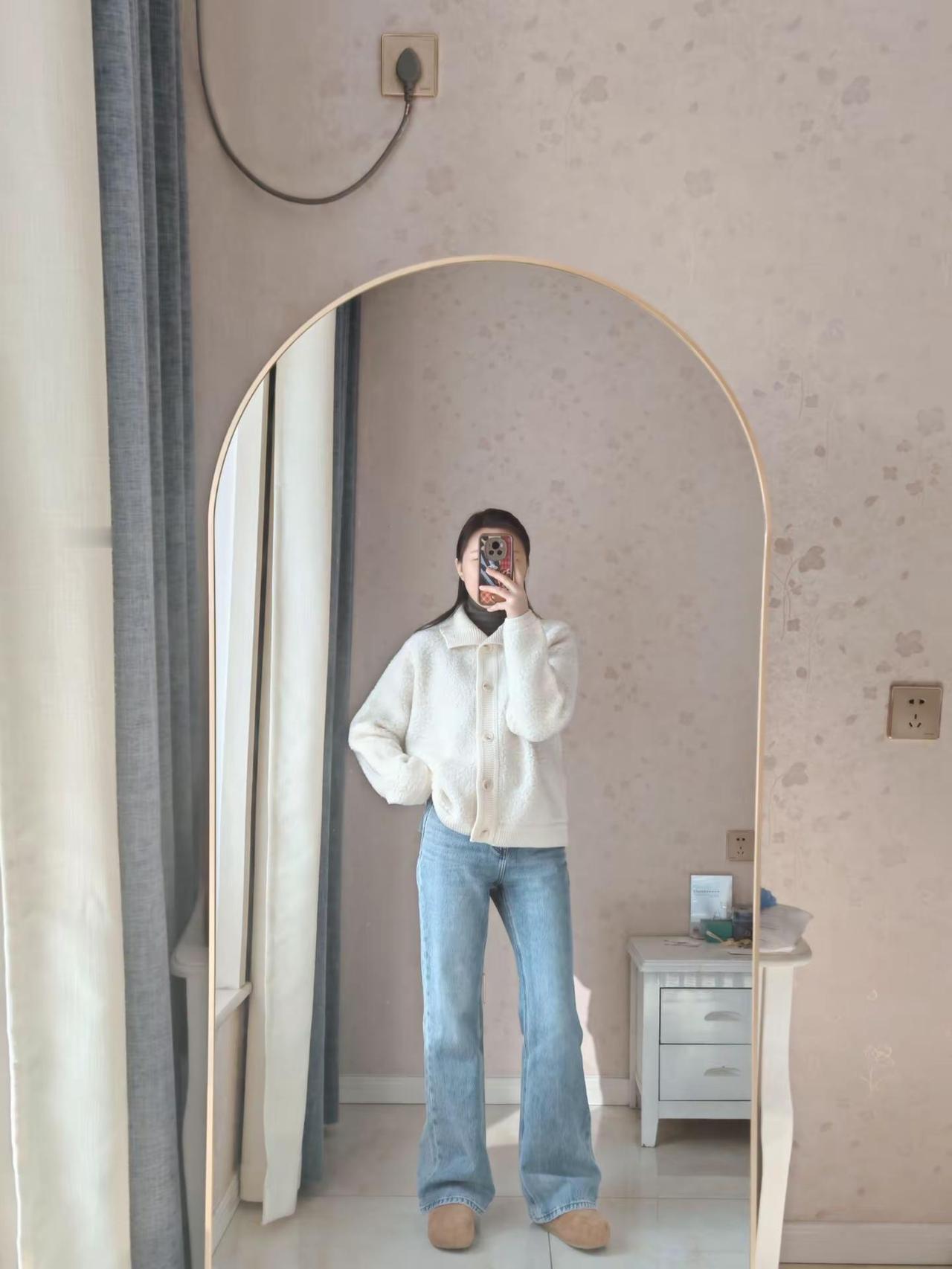 看姐妹穿花花菜家这个奶呼呼开衫毛衣好看，我也跟着买回来了，搭配丽姐家无弹微辣裤和