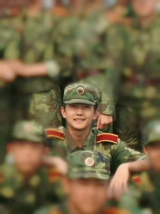 杨洋我虽然退役了但志没退杨洋12岁考入解放军艺术学院舞蹈系，15岁加入南京军区