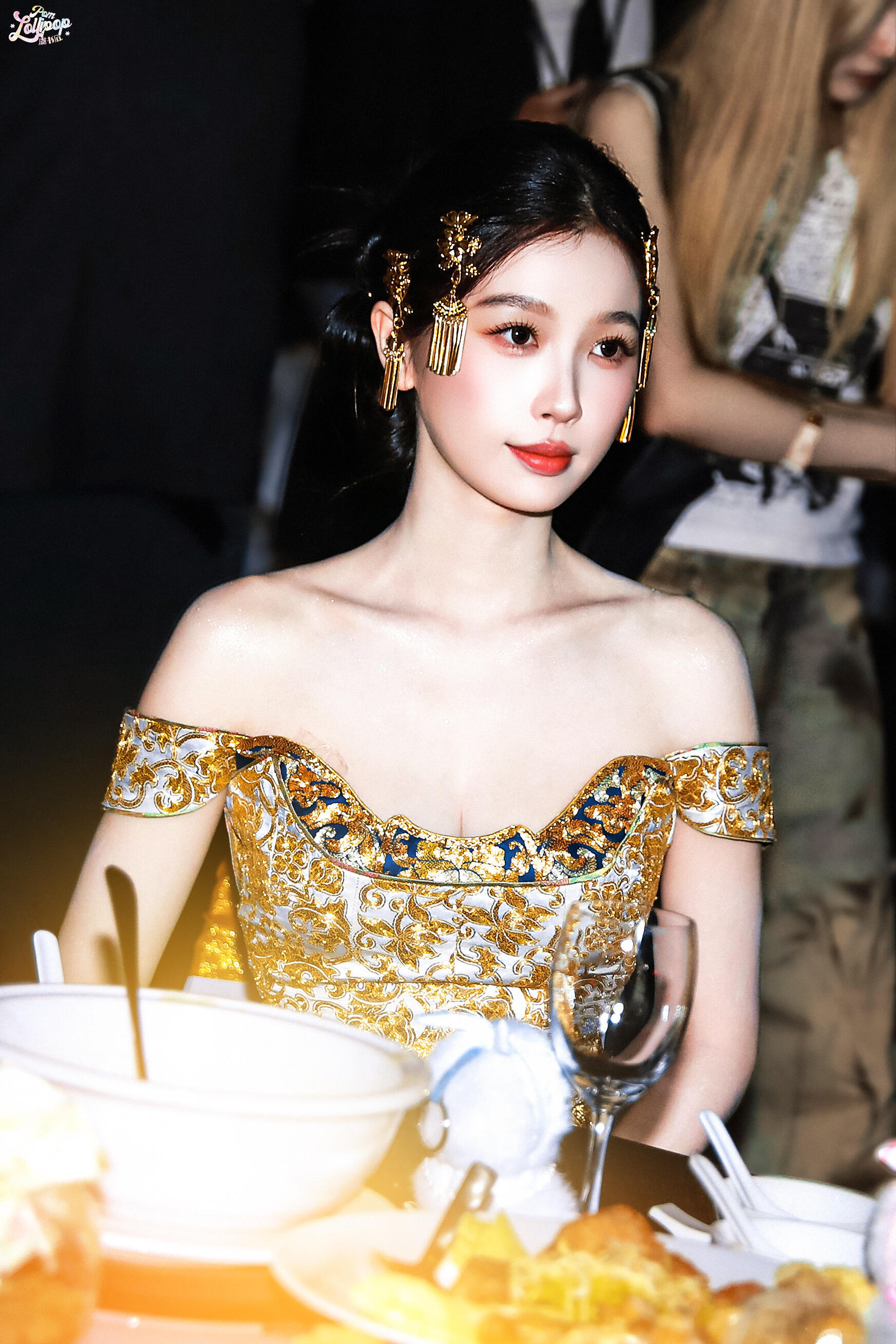 wok，愚人节站姐团建虞书欣泰国活动这组真的好美几个人对比她好小只旁边是经纪人李