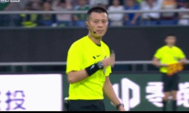裁判张晓晨控场能力受质疑，米特里策恐遭重罚。中超第四轮浙江队与重庆铜梁龙的比赛