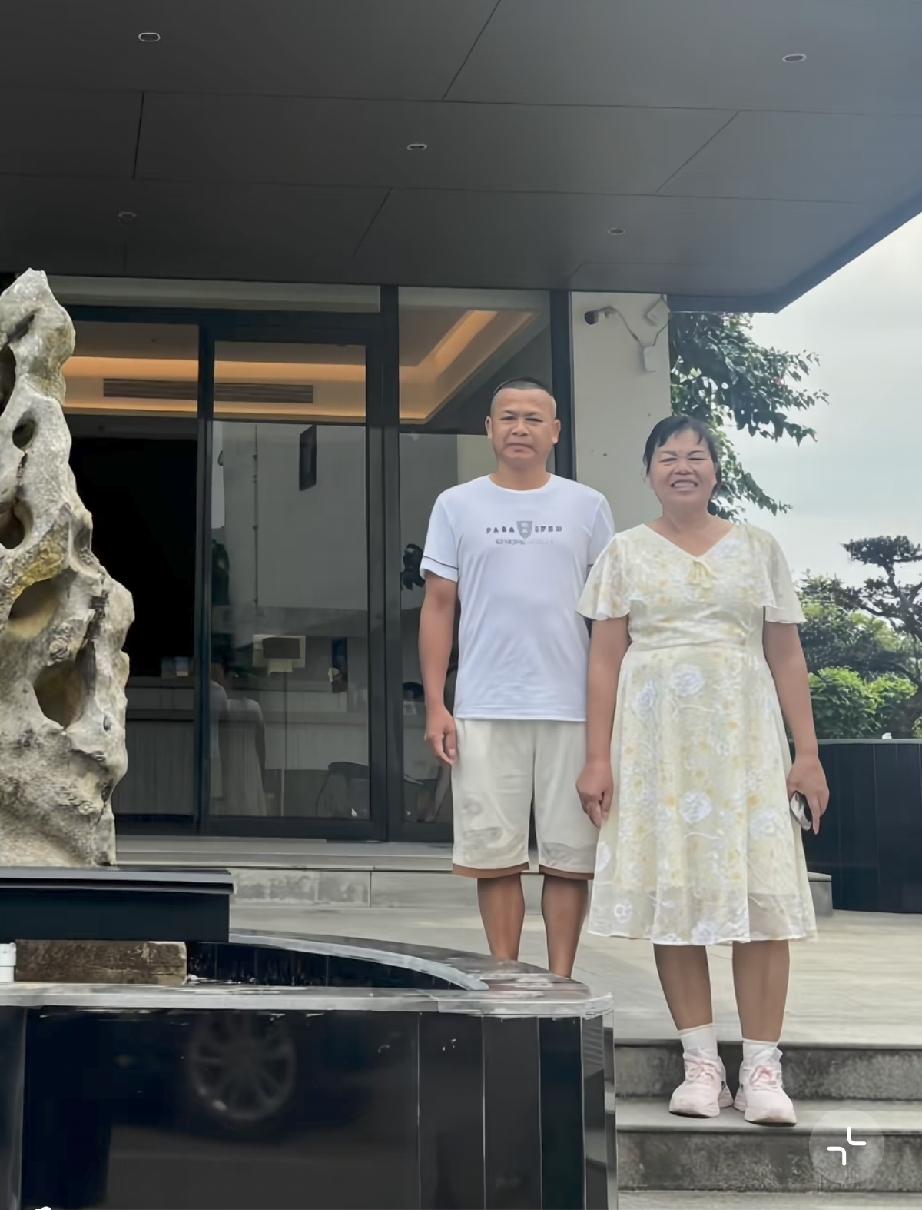 6月21日，全红婵父母到阳朔旅游，住民宿打扮时尚休闲，年轻了很多，看来全红婵凭借