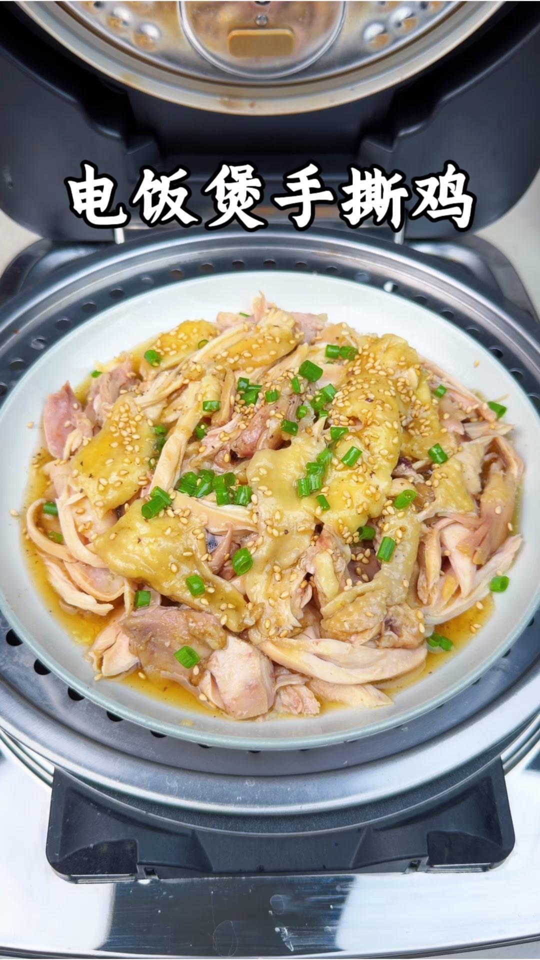 1️⃣准备食材：洋葱、姜片、两个鸡腿，先盐焗粉、生抽、食用油腌制20分钟，让鸡肉