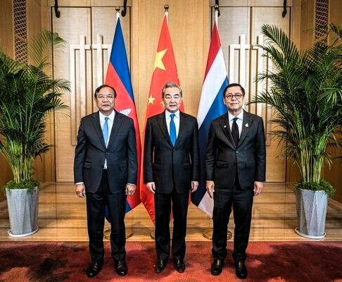 停火仅24小时，中国2000万物资火速抵柬！王毅更对柬方提了两个“硬要求”就