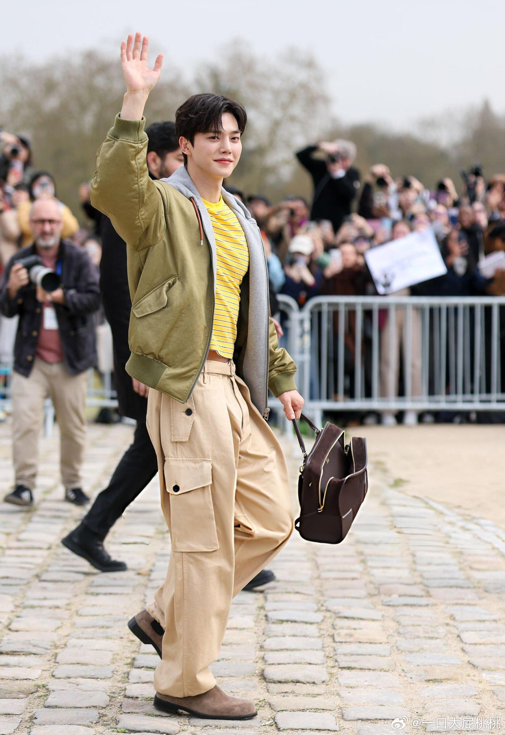 宋江亮相Loewe2026秋冬时装周罗意威大秀，状态还行！巴黎时装周直击时尚