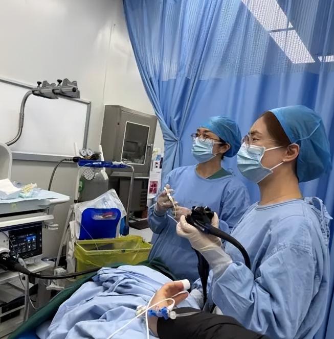一个16岁的女孩，因为间歇性腹泻去医院检查，结果肠镜一做，情况远比家人想象的严重