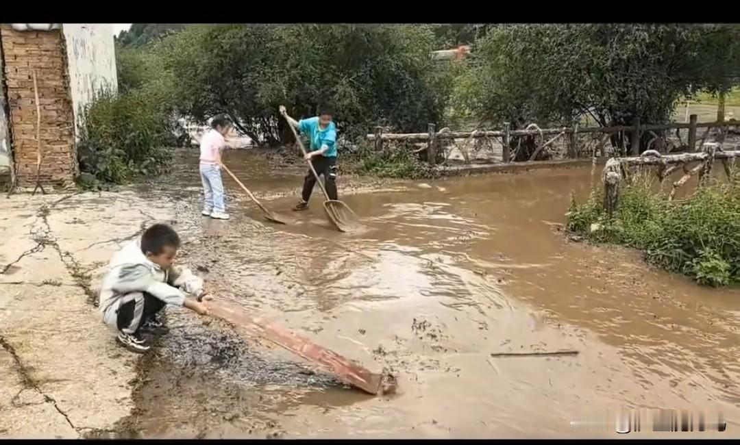 古话说：水发黄，阎王来。莫戏水，莫贪玩。离岸一里保平安。欺山莫欺水，甘肃省双石