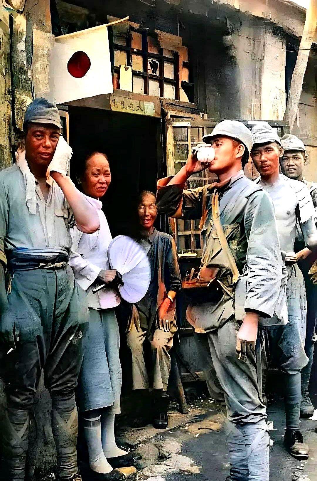 抗战时期，八路军路过周大娘家，周大娘给战士们倒水时，无意间发现一位战士嘴里镶着颗