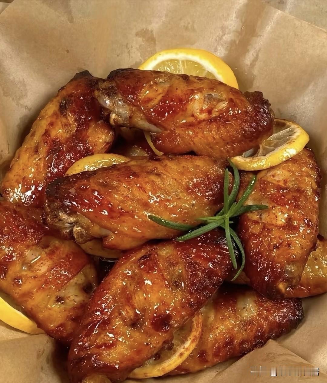 今天自己做了烤鸡翅，放了几柠檬片，很是解腻，味道也不错，以前总觉得外面的好吃，现