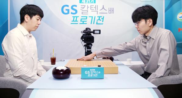 2026年3月，申真谞呈摇摇欲坠之势。自2020年夺得首个世界冠军以来，韩国棋