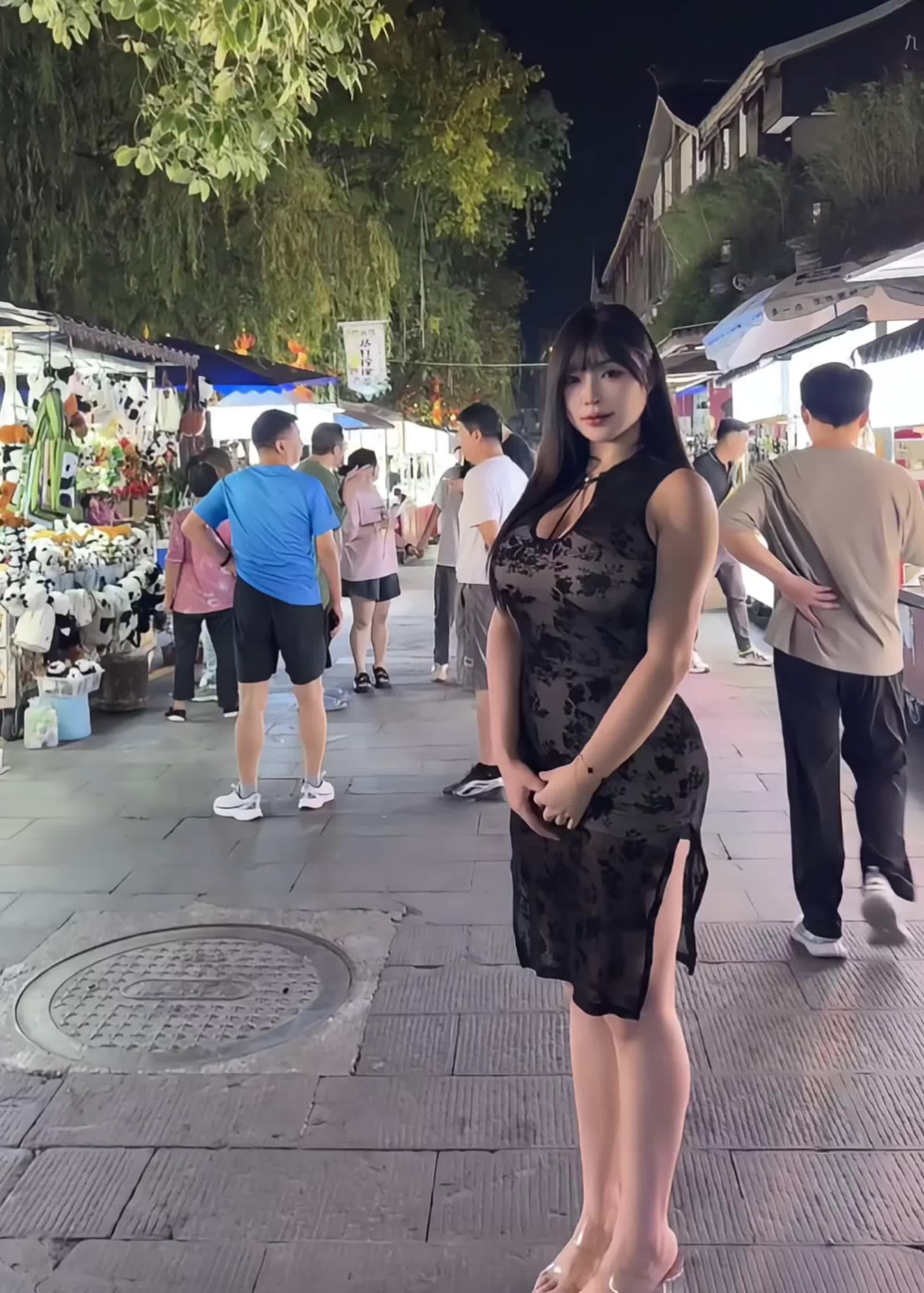 人有点多，确实有点拘谨