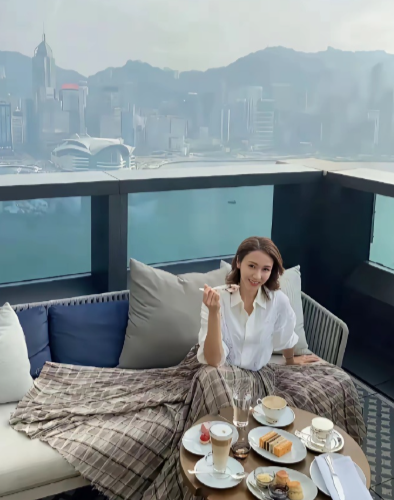 黎姿幸不幸福？只有她自己知道！有人看到她穿着随性，在自家半山豪宅的大露台上悠