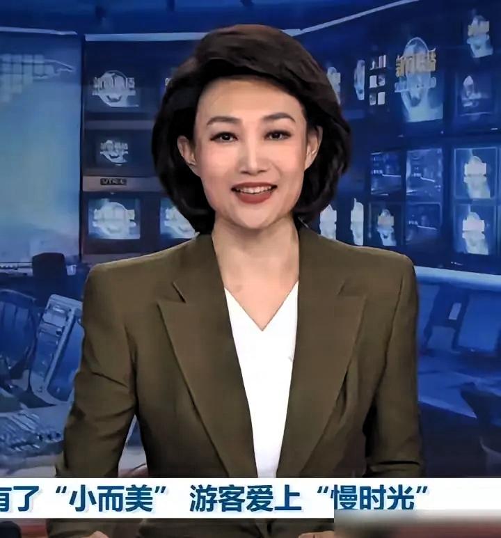 导播猛切镜头都来不及，李梓萌当着全国观众的面，噗嗤一声低头憋笑，脸都红了。