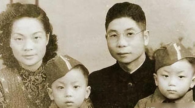 1942年，蒋经国情人章亚若被一针毒杀，她临死前对刚出生的双胞胎说：娘只是去睡一