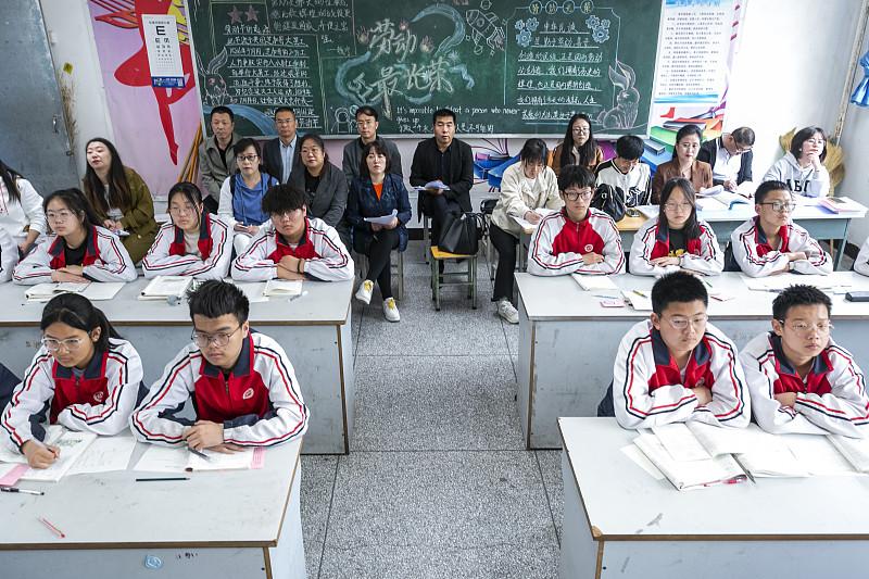 真该查一查校长不带课的情况了！笔者去基层学校调研时，问校长们是否代课，校长们一