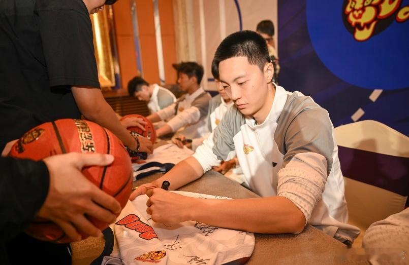 宏远队长！一转眼胡明轩就要开启职业生涯第9个赛季，谁能想到小胡已是队里年龄第二大