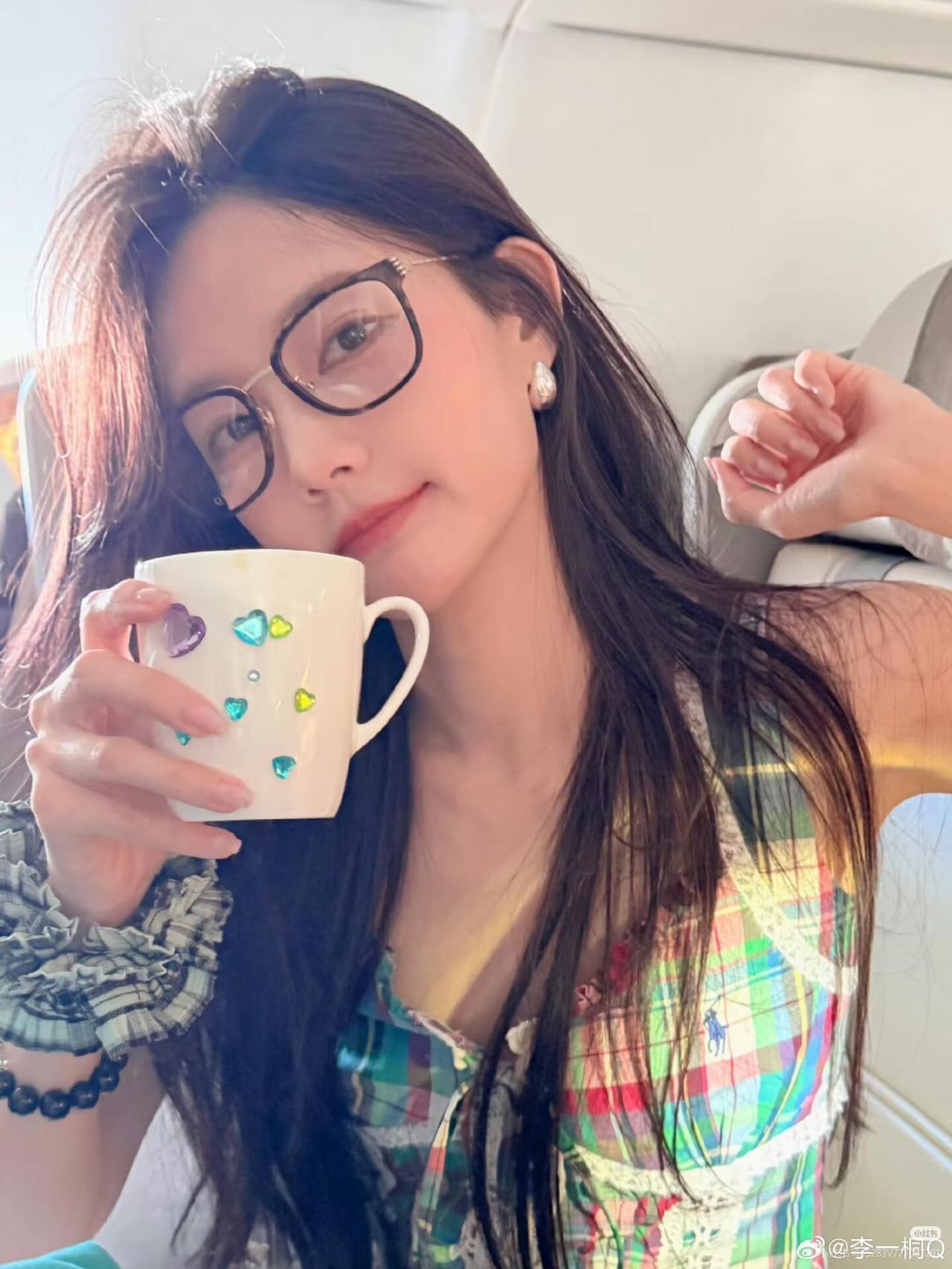 李一桐的颜值怎么样?李一桐属于零硬伤、越看越耐看的均衡型美女。一张流畅柔和的鹅